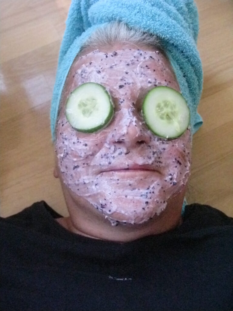 Blueberry mask with cucumbers patch on the eyes