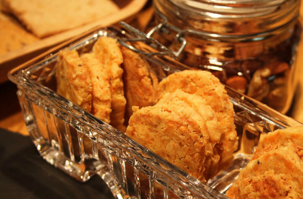 Cheese wafers with cardamom in a glass tray