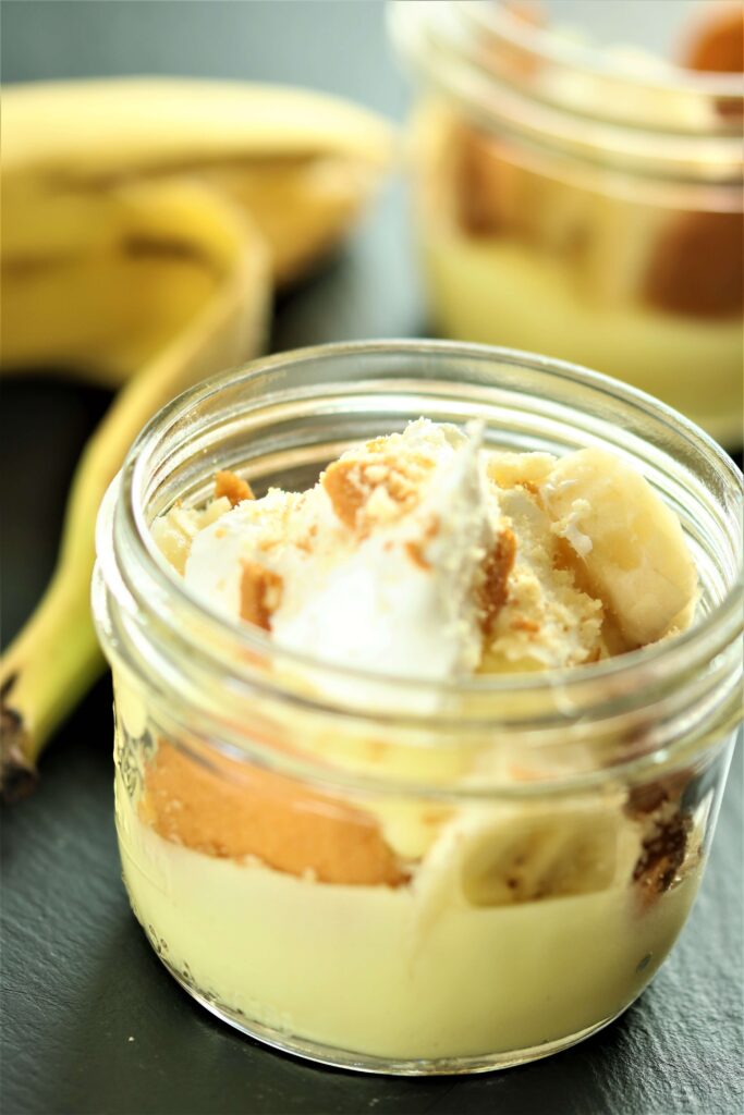 Individual Banana Cream Pies in mason jars
