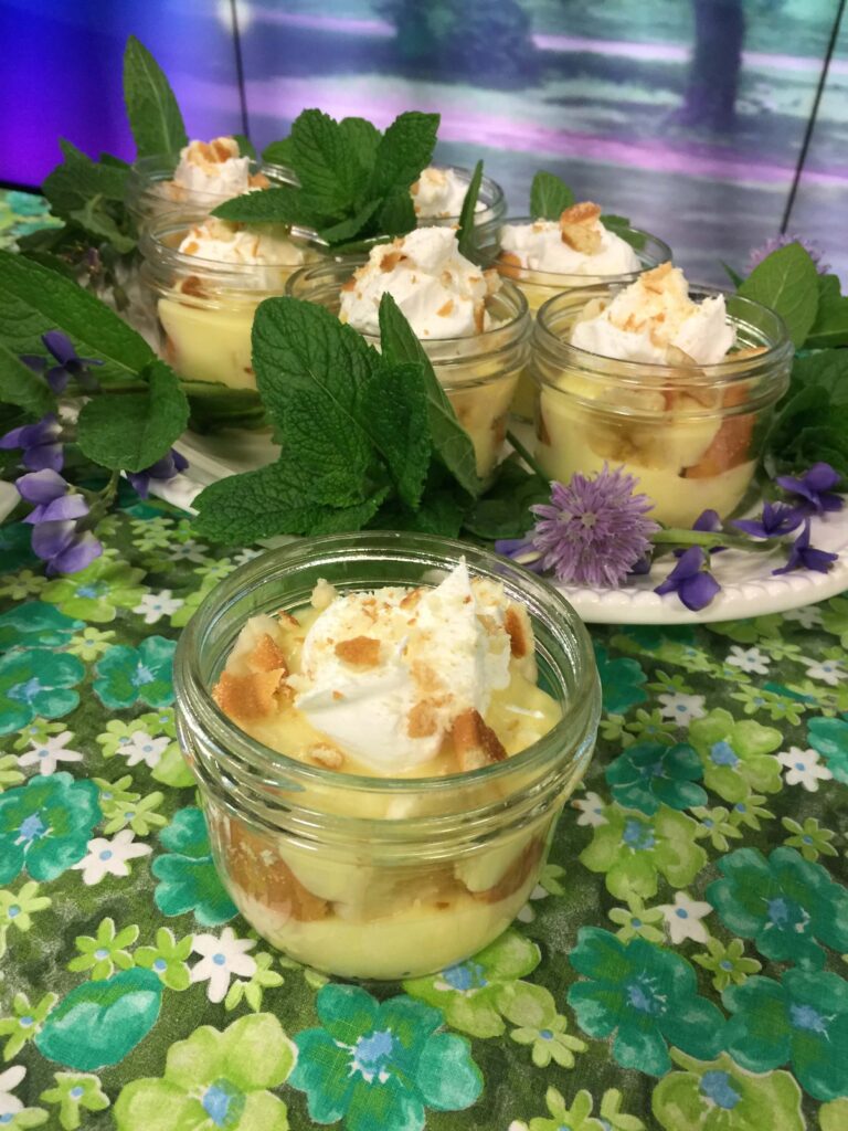 Portable Pies: mini banana cream pies in individual mason jars