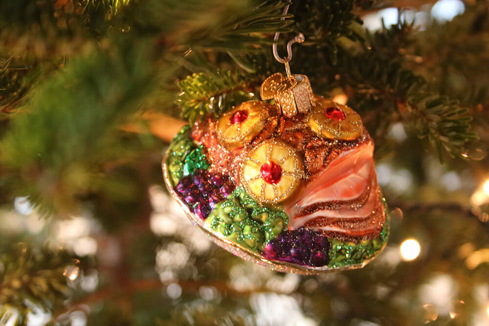 Honey-glazed ham with pineapple ornament